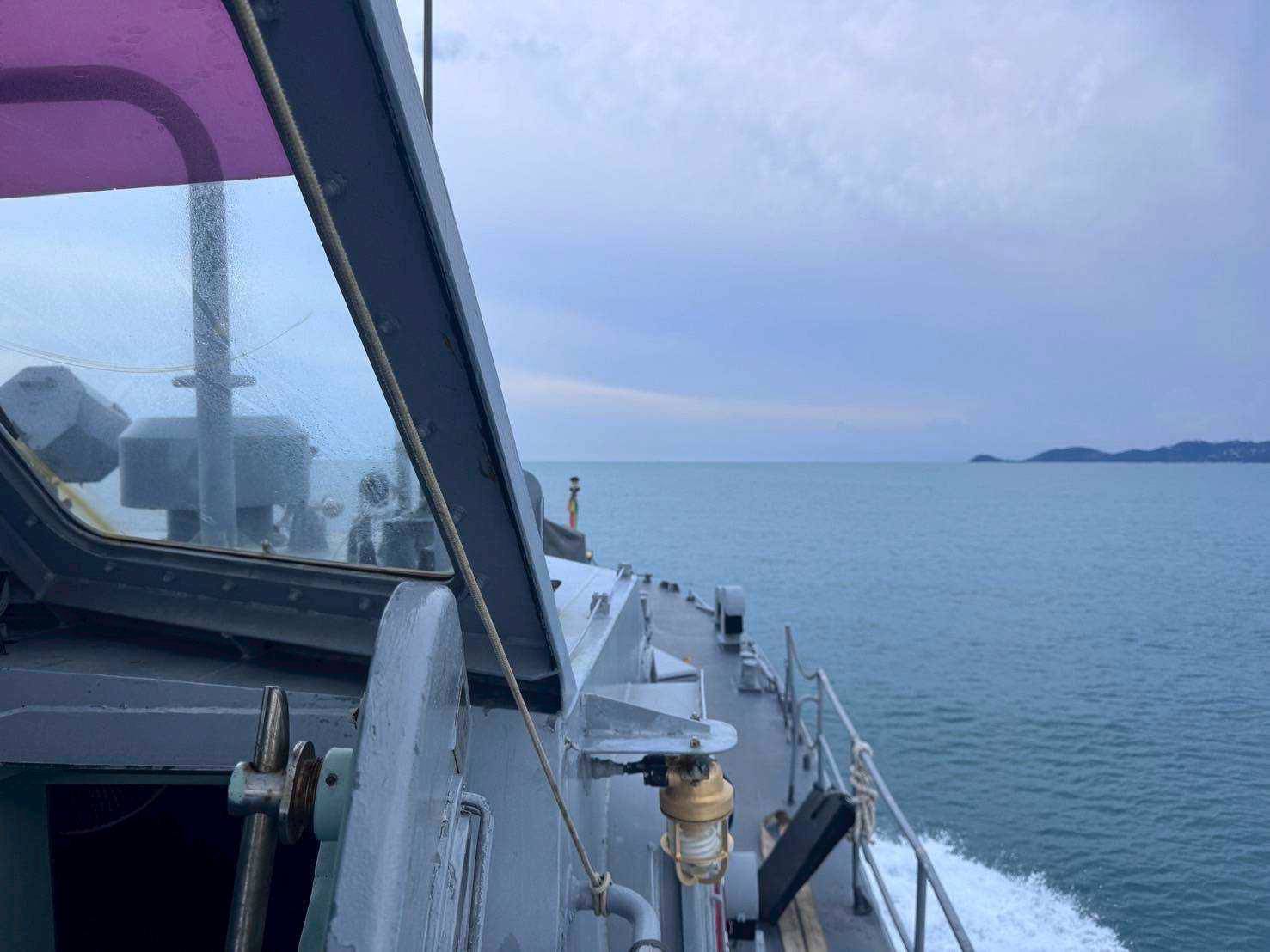 ทัพเรือภาคที่ 2 เข้าช่วยลูกเรือประมงพลัดตกน้ำกลางทะเลสุราษฎร์ธานี