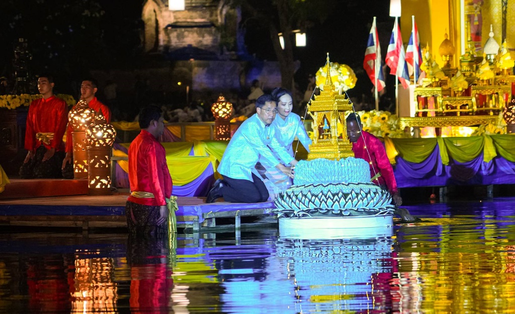 อัญเชิญพระประทีปพระราชทาน ลงลอยเป็นปฐมฤกษ์ ในงานประเพณีลอยกระทงเผาเทียนเล่นไฟจังหวัดสุโขทัย