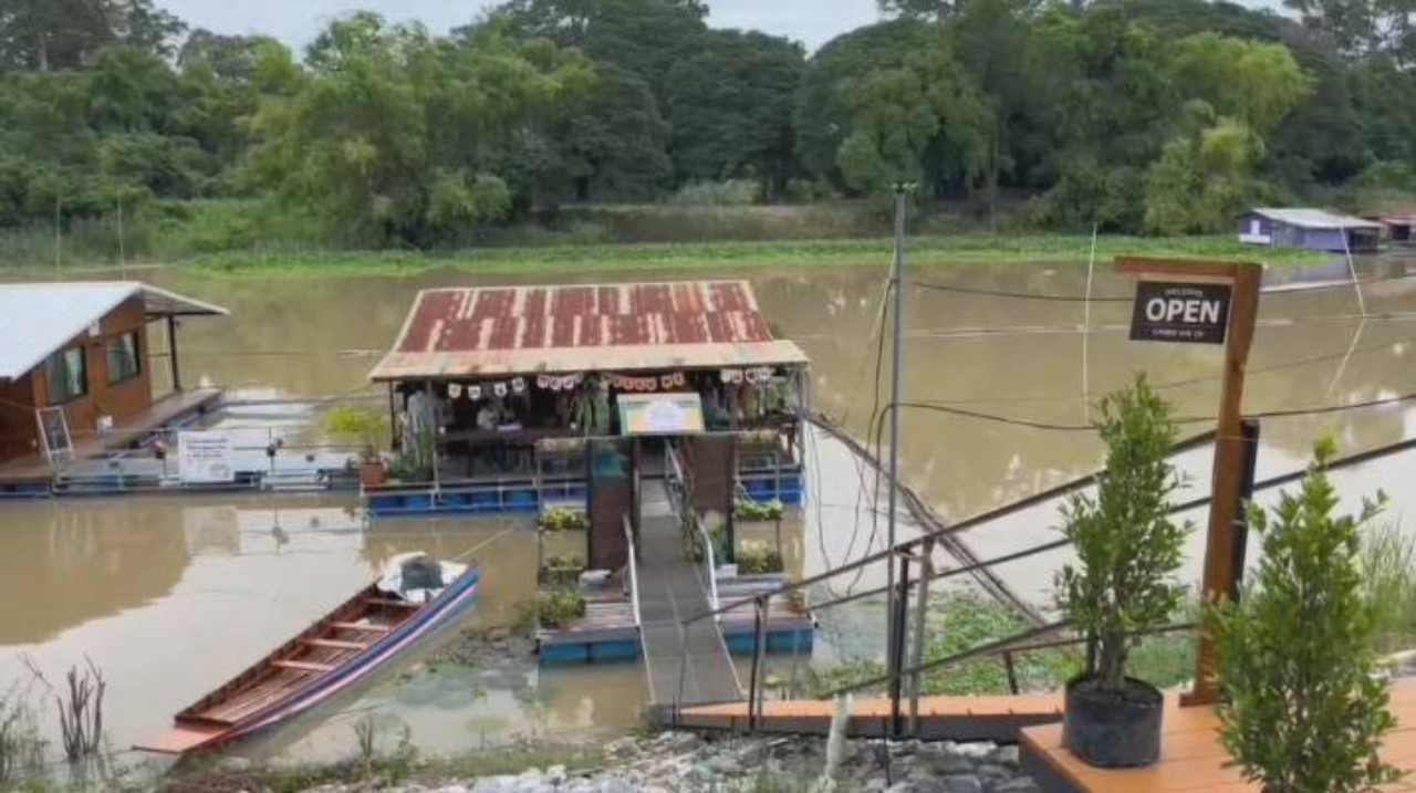 อุทัยธานีพลิกเรือนแพ!!เก่าแก่ร้อยปี ให้เป็นคาเฟ่ลอยน้ำ ถูกใจคอกาแฟนั่งชมวิว ดูสายน้ำดูธรรมชาติ
