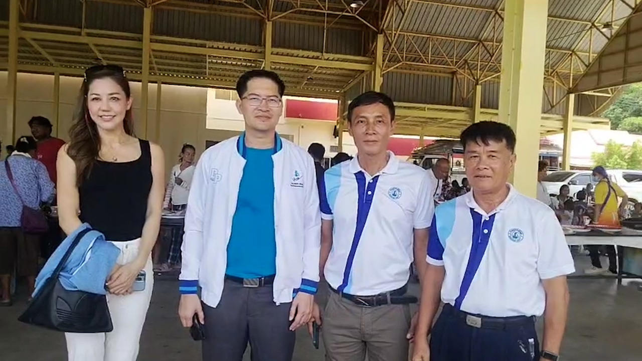 'มงคลกิตติ์'นำทีมเลี้ยงอาหารกลางวันกลุ่มพี่น้องชาวไทยที่ประสบภัยจากสถานการณ์ชายแดนไทย-กัมพูชาในพื้นที่สุรินทร์ 