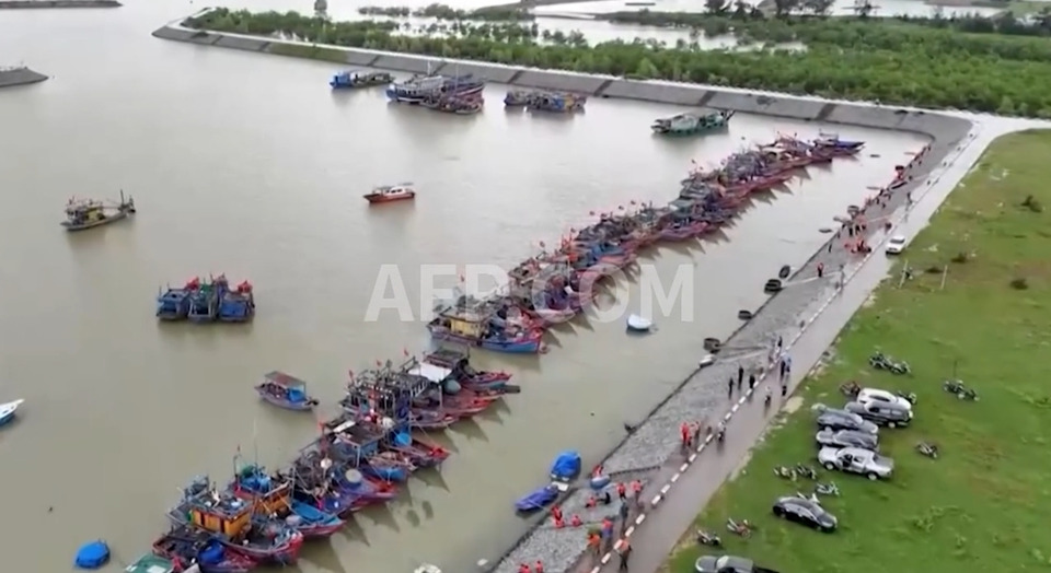 "เวียดนาม" อพยพประชาชนกว่า 250,000 คน รับมือไต้ฝุ่น "บัวลอย" แจ้งชาร์ตโทรศัพท์มือถือให้พร้อม 