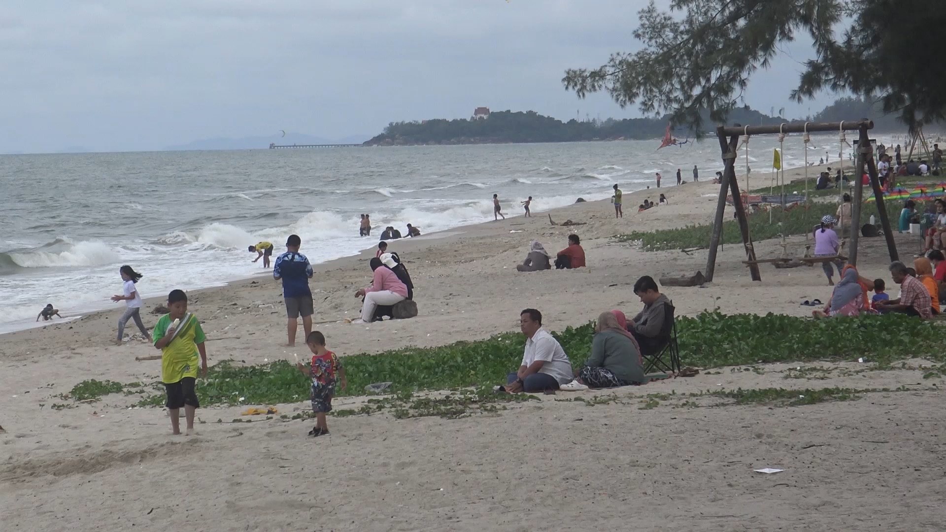 คลื่นลมแรงบริเวณชายหาดชลาทัศน์และสมิหลามีผล 21-24 พ.ย.คลื่นสูงกว่า 2 เมตร