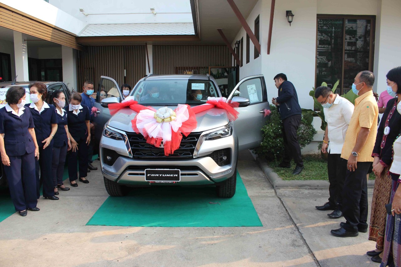 กาฬสินธุ์แจกจริงรางวัลสลากกาชาดซื้อใบเดียวรับโชครถโตโยต้าฟอร์จูนเนอร์