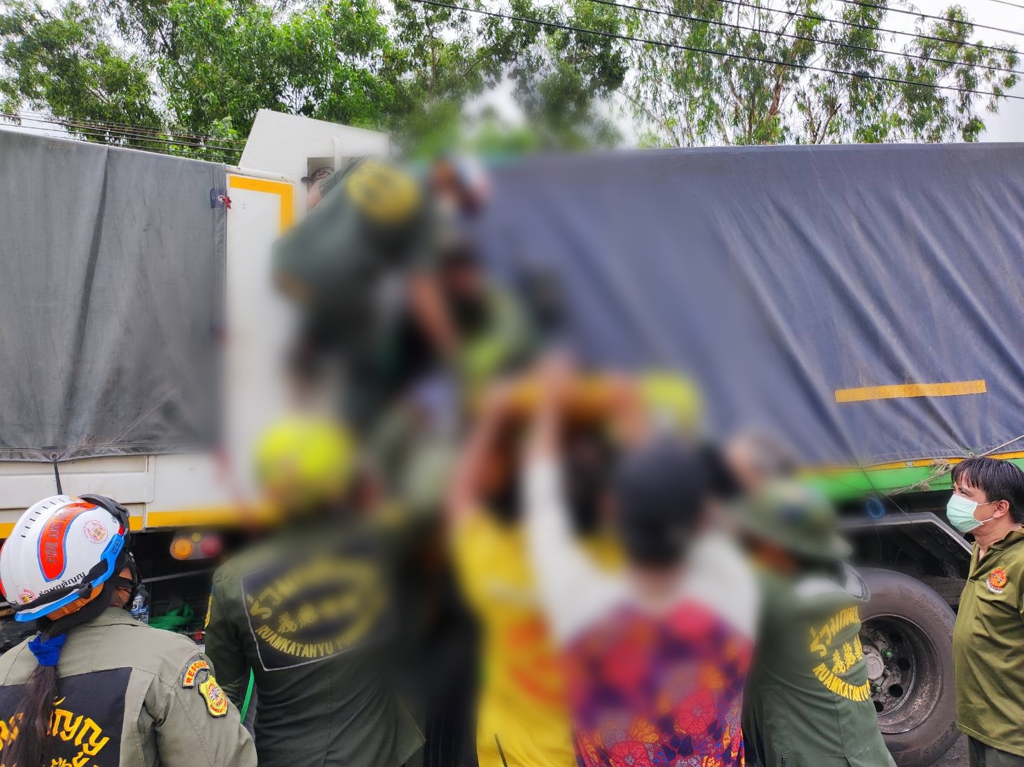2รถบรรทุกพ่วงชนท้ายกันคนขับเสียชีวิตติดภายใน