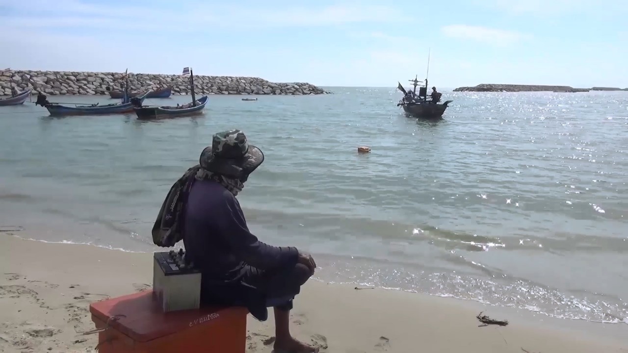 ชาวประมงพื้นบ้านบ้านบ่ออิฐ เร่งนำเรือออกไปทำประมงจับสัตว์น้ำทั้งกุ้งปูปลากลางทะเลก่อนคลื่นลมพายุเข้า
