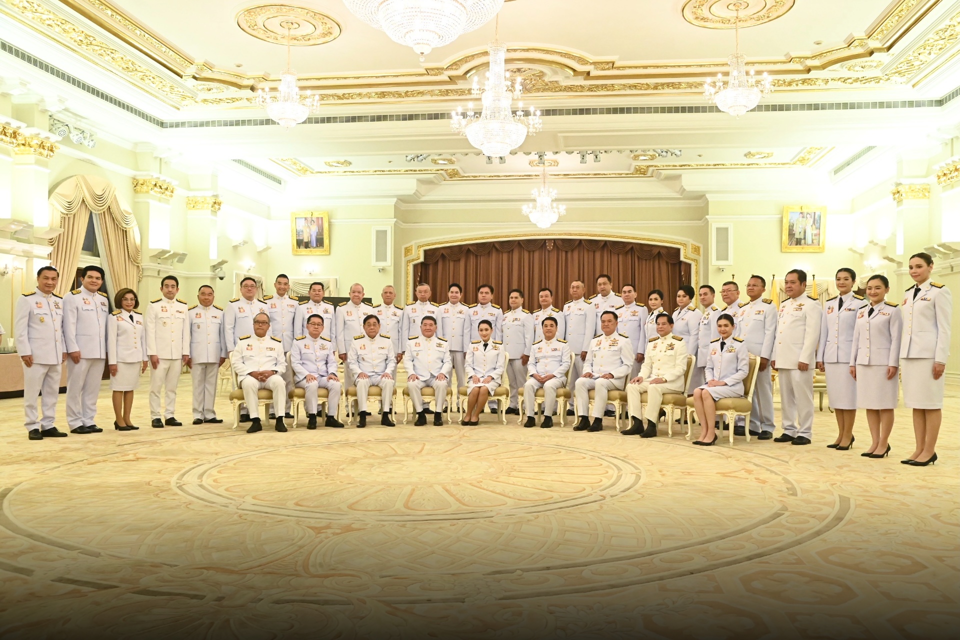 ประมวลภาพ! “นายกฯอิ๊ง”นำครม.ใหม่ร่วมถ่ายรูปหมู่ ก่อนเข้าเฝ้าฯ ถวายสัตย์ปฏิญาณตน