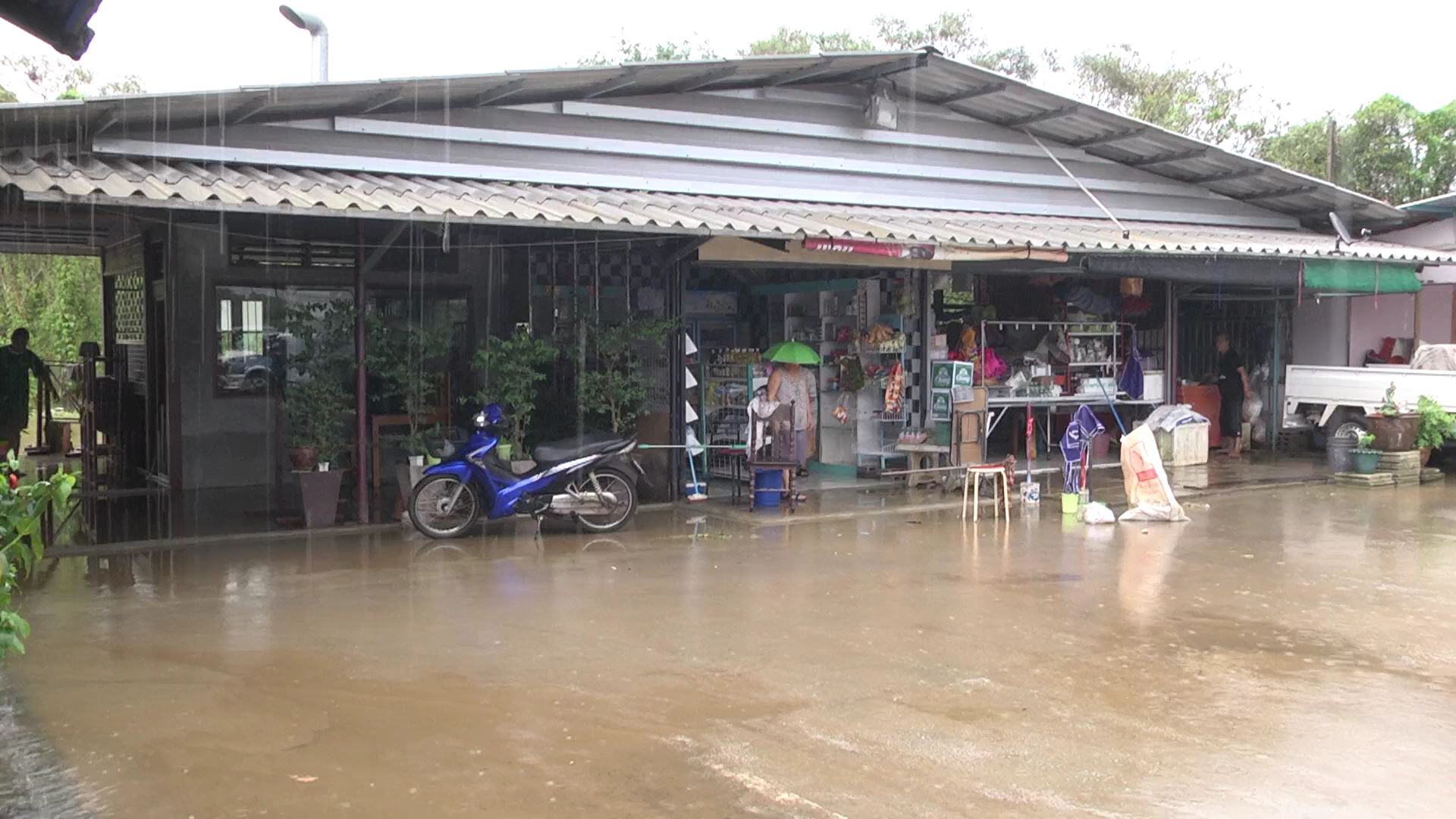 น้ำท่วมคลองน้ำใสเอ่อล้นตลิ่งจันทบุรีคลี่คลาย ร้านค้าเปิดขายปกติ