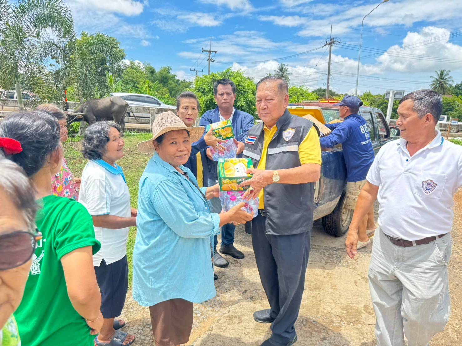 ผู้ว่าราชการจังหวัดพร้อมหอการค้าสุโขทัย เข้าช่วยเหลือมอบน้ำดื่มของยังชีพกับประชาชนที่ถูกภัยน้ำท่วม