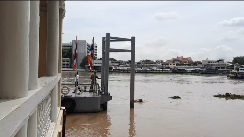 พบศพชายคล้ายคนขับเรือล่มหน้าวัดพนัญเชิง ลอยมาขึ้นที่ท่าน้ำศิริราช
