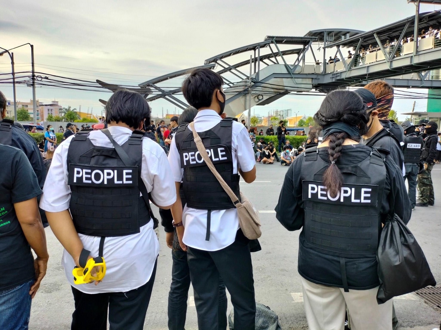 'ศรีสุวรรณ' จี้ ตำรวจเอาผิด 'การ์ดคณะราษฎร' ใส่เสื้อเกราะผิดกฎหมายซึ่งหน้า