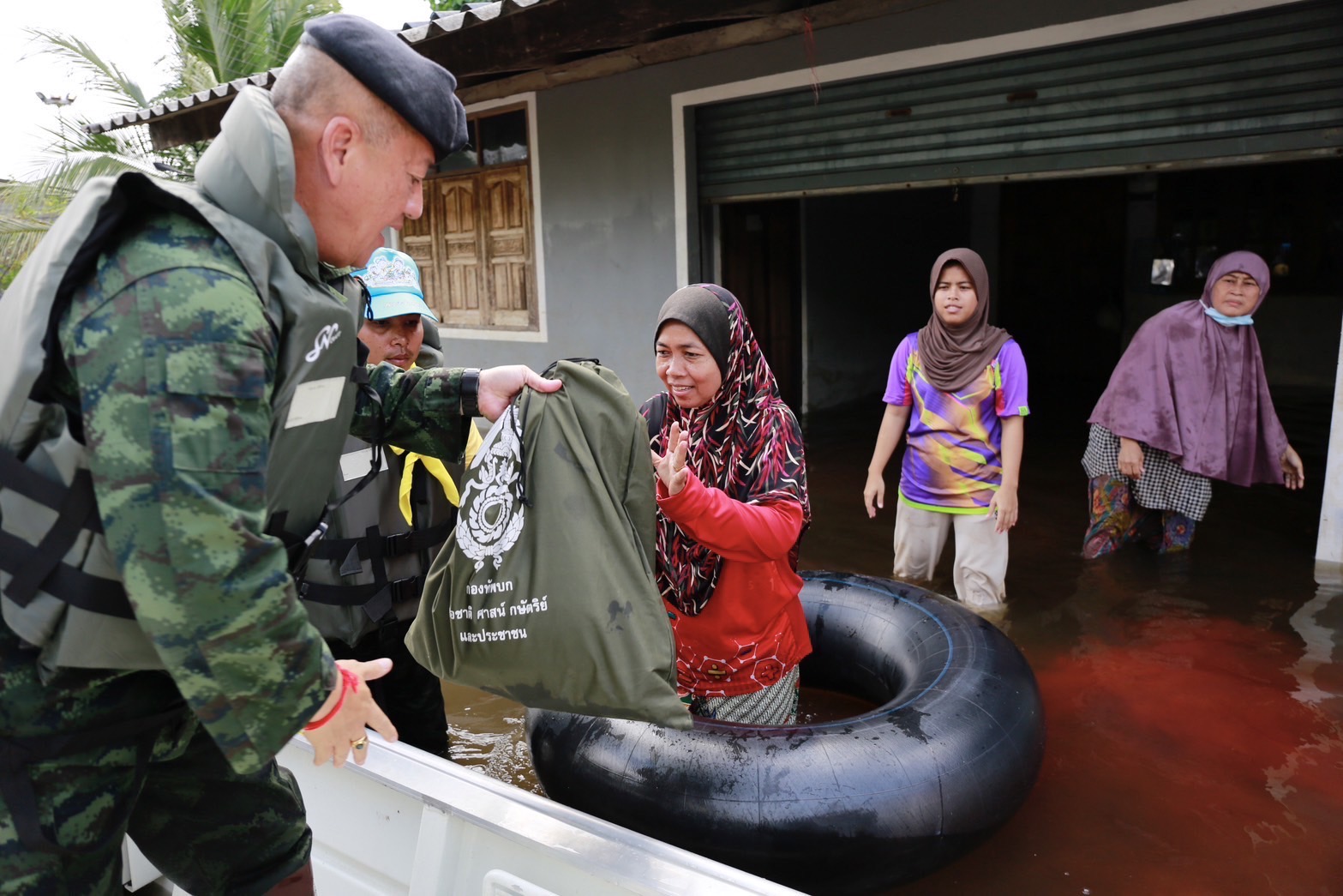 ทหารช่างกองทัพบกส่งเครื่องมือพิเศษสนับสนุนกองทัพภาคที่ 4 เร่งช่วยประชาชนชาวใต้รับมืออุทกภัย 