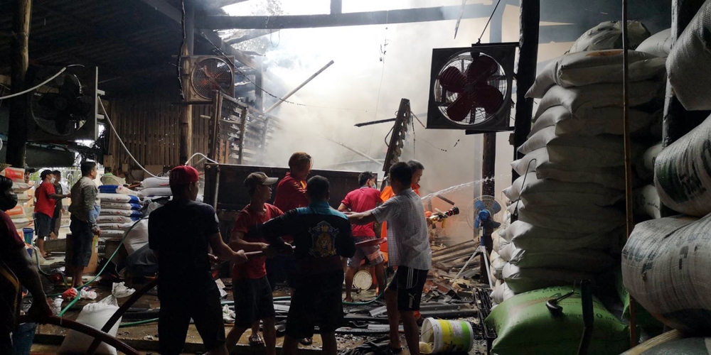 ฝนตกหลังคารั่วไฟฟ้าช็อต โหมไหม้โกดังเก็บอาหารสัตว์ย่านสามพรานวอด