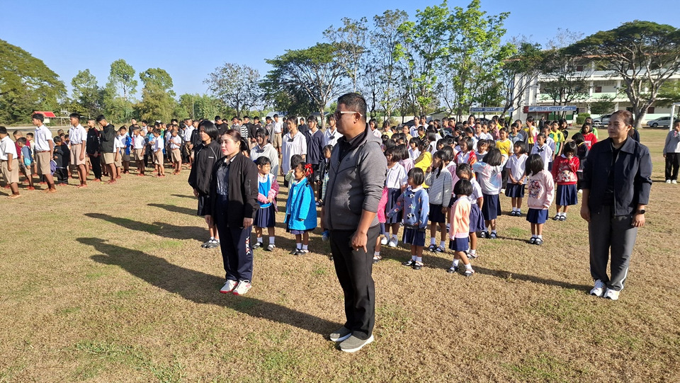 เด็กนักเรียนชายแดนเปิดเรียนวันแรก หลังอพยพ ร่วมชักธงชาติ–ยืนสงบนิ่งสดุดีทหารกล้า