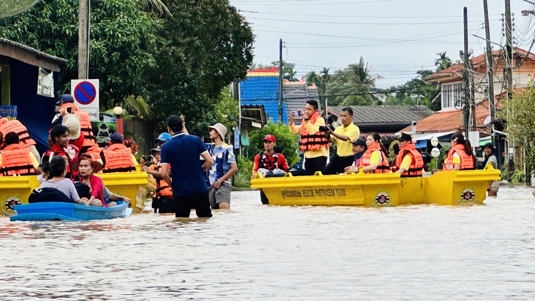 ปลัดกระทรวงมหาดไทย ลงพื้นที่จังหวัดตราดเพื่อติดตามสถานการณ์อุทกภัย พร้อมมอบถุงยังชีพแก่ปชช.