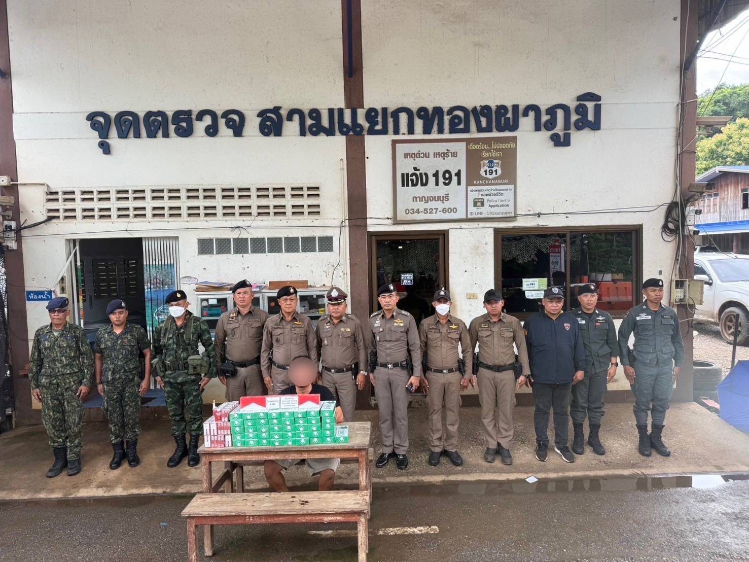 รวบคาด่าน ทหาร ฉก.ลาดหญ้า กกล.สุรสีห์ สกัดจับกระบะซุกบุหรี่เถื่อนใต้ท้องรถ