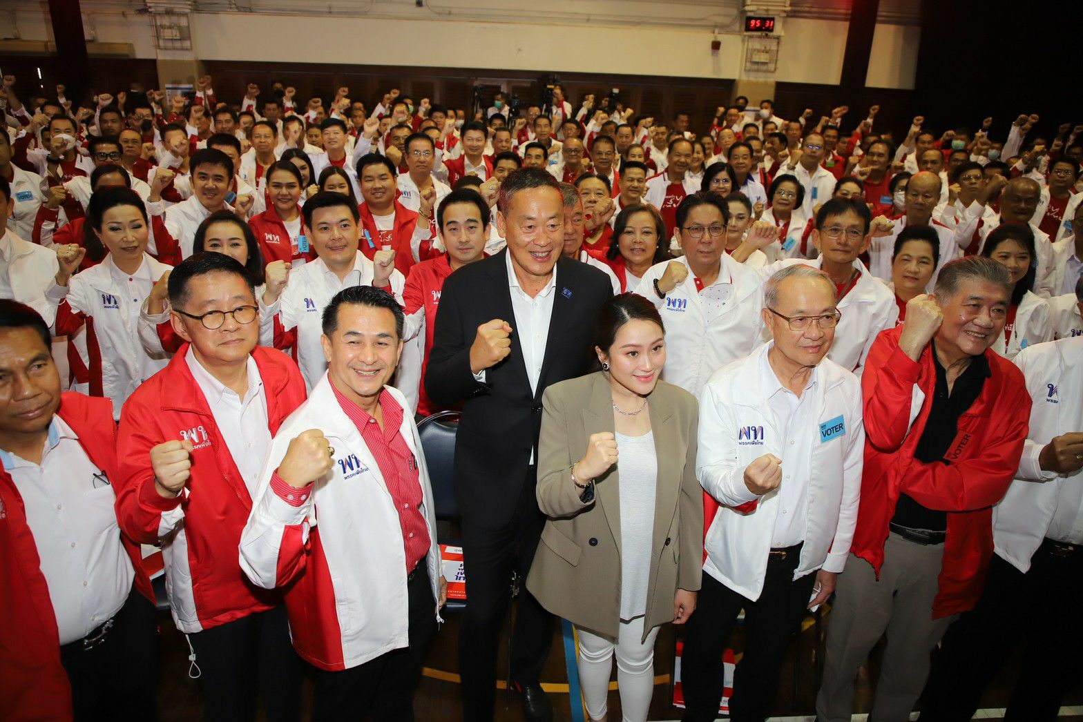"ชลน่าน" ชูธงแลนด์สไลด์ "310 ที่นั่ง" พร้อมจับมือประชาชนเดินเข้าทำเนียบฯ ตั้ง "รัฐบาลเพื่อไทย" 