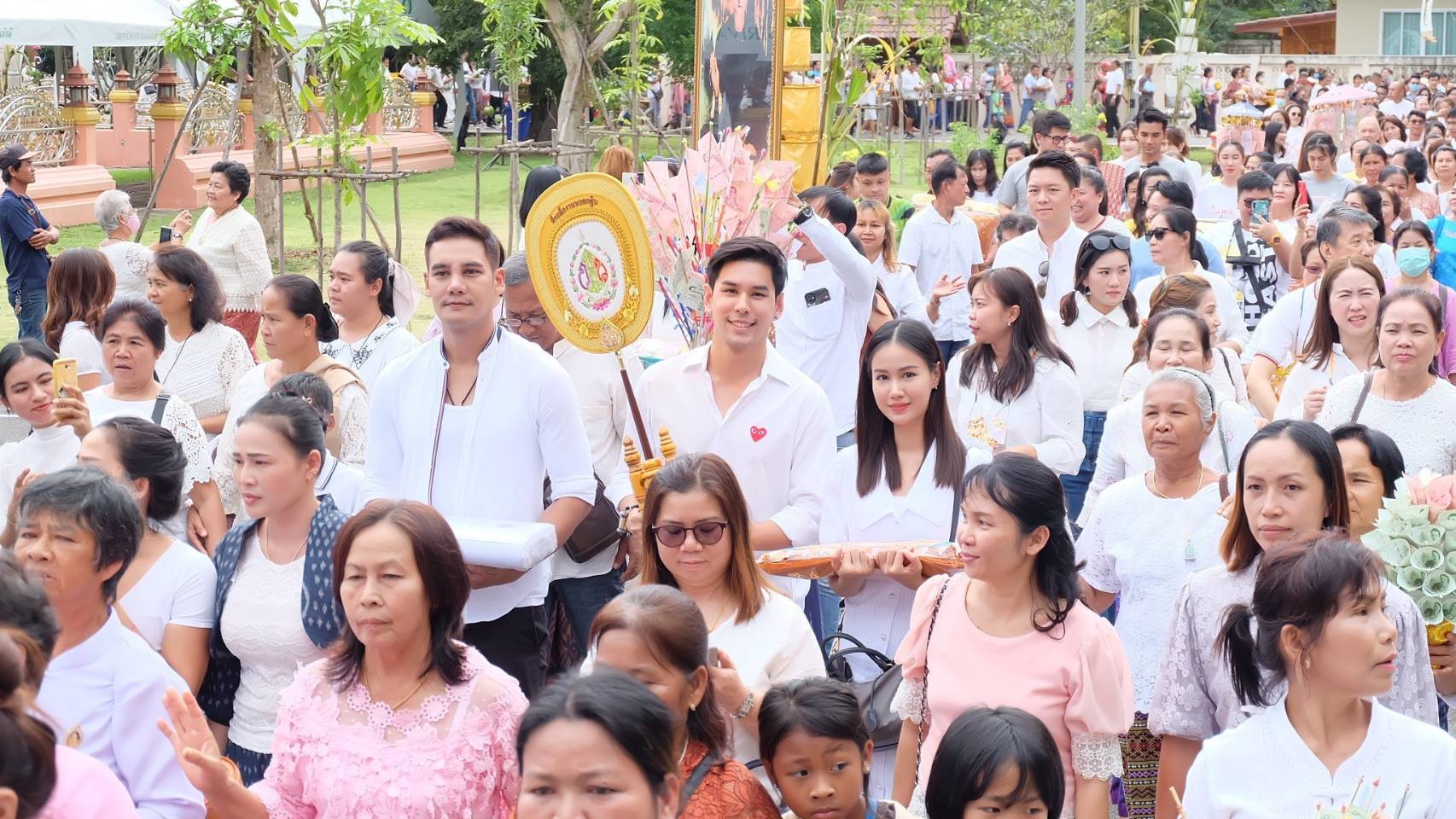 งานกฐินสุดอลัง! 'อั้ม อธิชาติ' นำขี่ม้าแห่กฐินรอบ "เจดีย์มหาบูรพาจารย์" วัดนิมิตโพธิญาณ จ.อุดรธานี