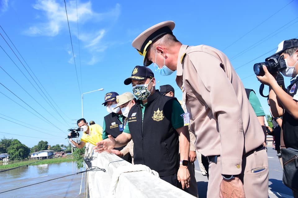 “วราวุธ” ตรวจการติดตั้งเรือผลักดันน้ำ หวังช่วยเร่งระบายมวลน้ำค้างทุ่งตะวันตกผ่าน จ.สุพรรณบุรี ออกสู่แม่น้ำท่าจีนโดยเร็ว