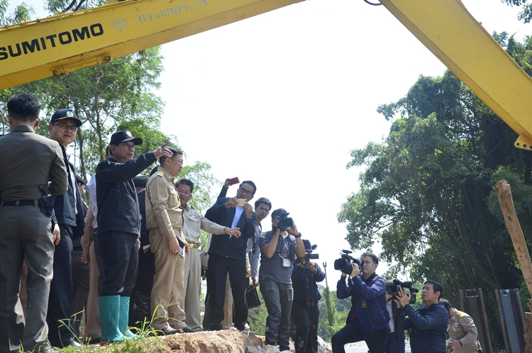 “บิ๊กฉัตร” ลุยตรวจน้ำท่วมอีสาน ประสานทร.ส่งเรือผลักดันน้ำ