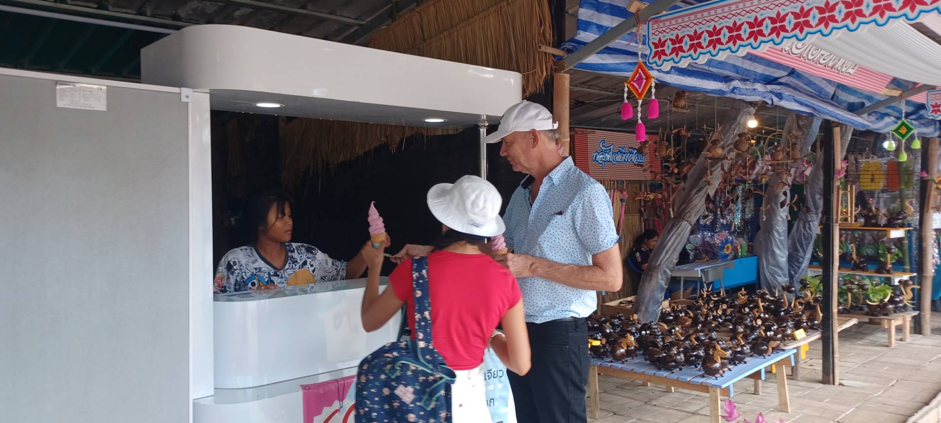 "ไอศกรีมดอกกระเจียว"หนึ่งเดียวในโลกที่อุทยานป่าหินงามประทับใจนักท่องเที่ยวทั้งไทยและต่างชาติ 