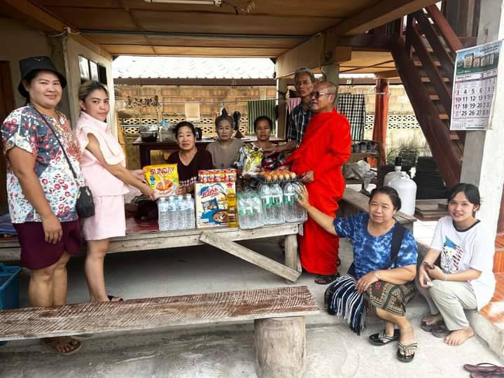  "ครูบากริ่ง" พระตนบุญ 2 แผ่นดิน  นำสิ่งของมามอบให้ญาติโยมหนีภัยจากสู้รบบ้านห้วยส้าน สหภาพเมียนมา