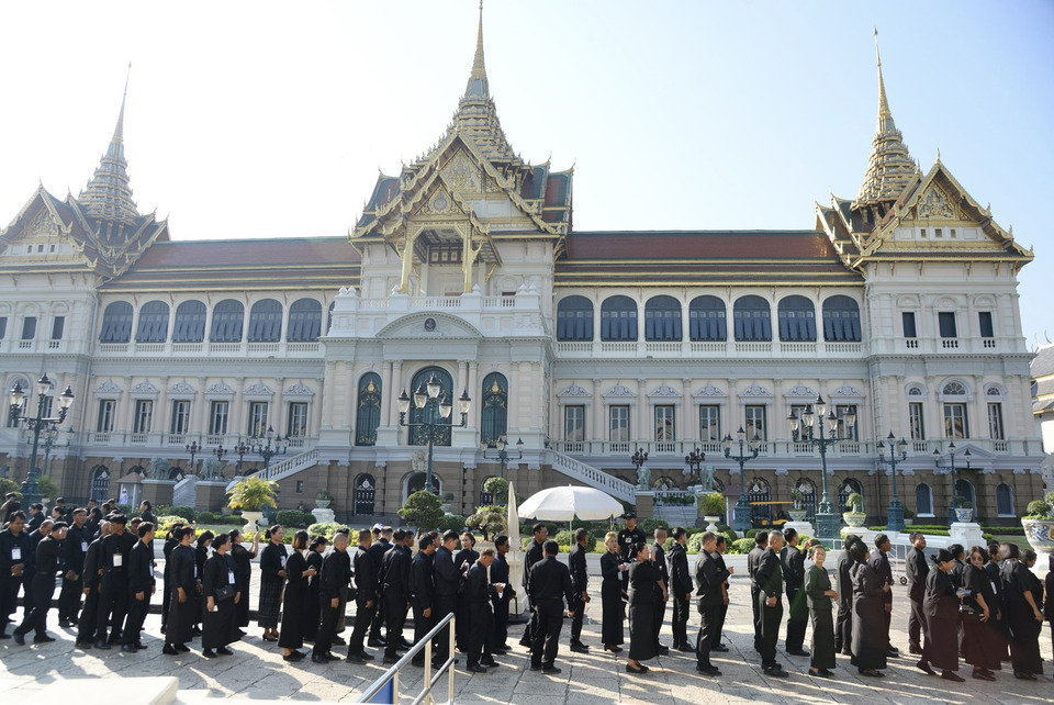พสกนิกรจากทั่วทุกสารทิศ เข้ากราบถวายบังคมพระบรมศพพระพันปีหลวง วานนี้ 7 พันกว่าคน