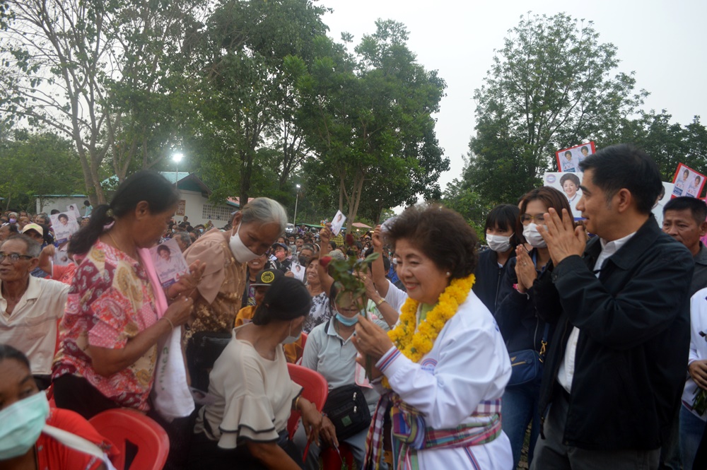 "ขวัญเรือน เทียนทอง" เปิดเวทีปราศรัย อ.เขาฉกรรจ์ ชาวตำบลพระเพลิงกว่า 4 พันมาร่วมฟัง