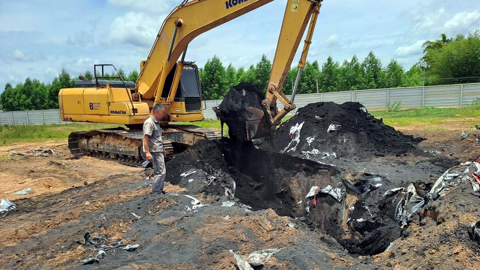 บุกตรวจโรงงานจีนชลบุรี! ขุดพิสูจน์กากต้องสงสัย สั่งหยุดกิจการ รอผลตรวจ 20 วัน