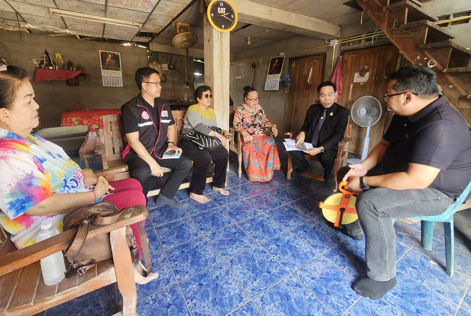 ศิลปินน่านรวมพลังเยี่ยม “แม่ครูกุหลาบ” ครูซอล้านนา วัย 72 บ้านพังพายุ วอนช่วยด่วน