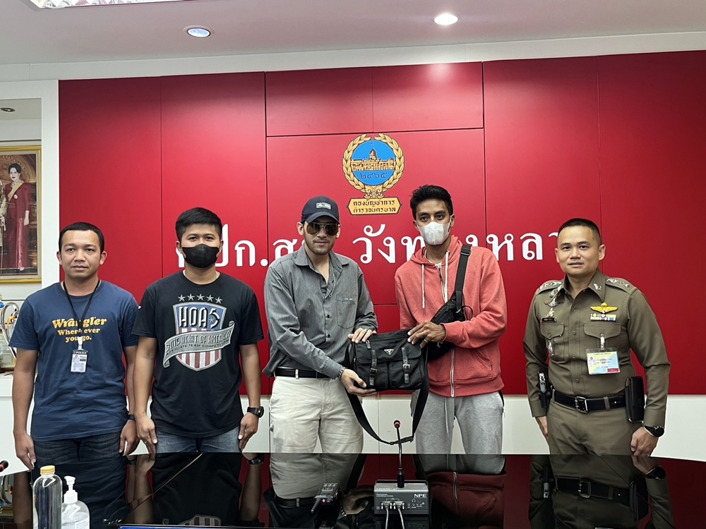 ชื่นชม!! สน.วังทองหลาง มอบใบประกาศเกียรติคุณพลเมืองดี เก็บกระเป๋าคืนเจ้าของ 