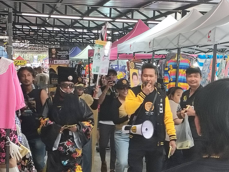 ปทุมธานีคึกคัก “โก้ ศักดิ์ปรินทร์” พรรคเศรษฐกิจ ปลุกกระแสโค้งสุดท้าย บุกตลาดพี่ญาคนรุม ชูนโยบายแก้ปากท้องชาวคลองหลวง