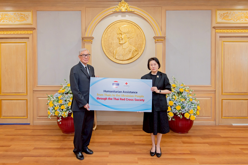 รัฐบาลไทยมอบเงินช่วยเหลือด้านมนุษยธรรมแก่ผู้ประสบภัยในยูเครนผ่านสภากาชาดไทย
