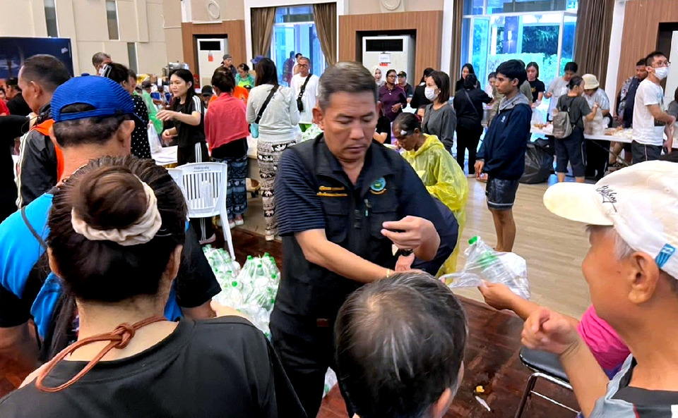 กรมชลฯ ลุยน้ำท่วมหาดใหญ่ บูรณาการแจกถุงยังชีพ–ส่งรถอพยพประชาชนหนีน้ำ
