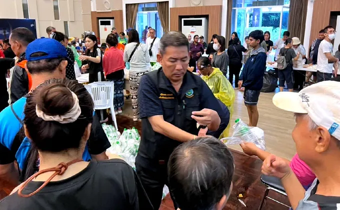 กรมชลฯ ลุยน้ำท่วมหาดใหญ่ บูรณาการแจกถุงยังชีพ–ส่งรถอพยพประชาชนหนีน้ำ