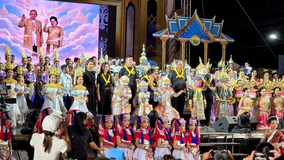 พ่อเมืองประจวบฯ นำพสกนิกรจุดเทียนน้อมรำลึก “สมเด็จพระพันปีหลวง” วันแม่แห่งชาติ