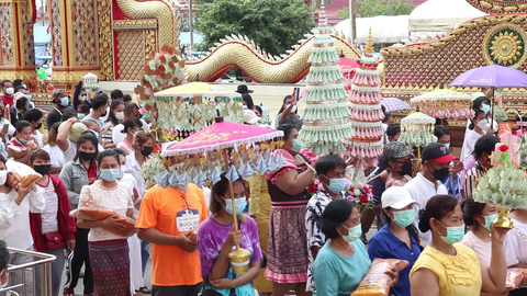 พุทธศาสนิกชน ร่วมงานทอดกฐินสามัคคี เพื่อสมทบทุนสร้างกุฎิสงฆ์ วัดห้วยใหญ่  แบบ New Normal