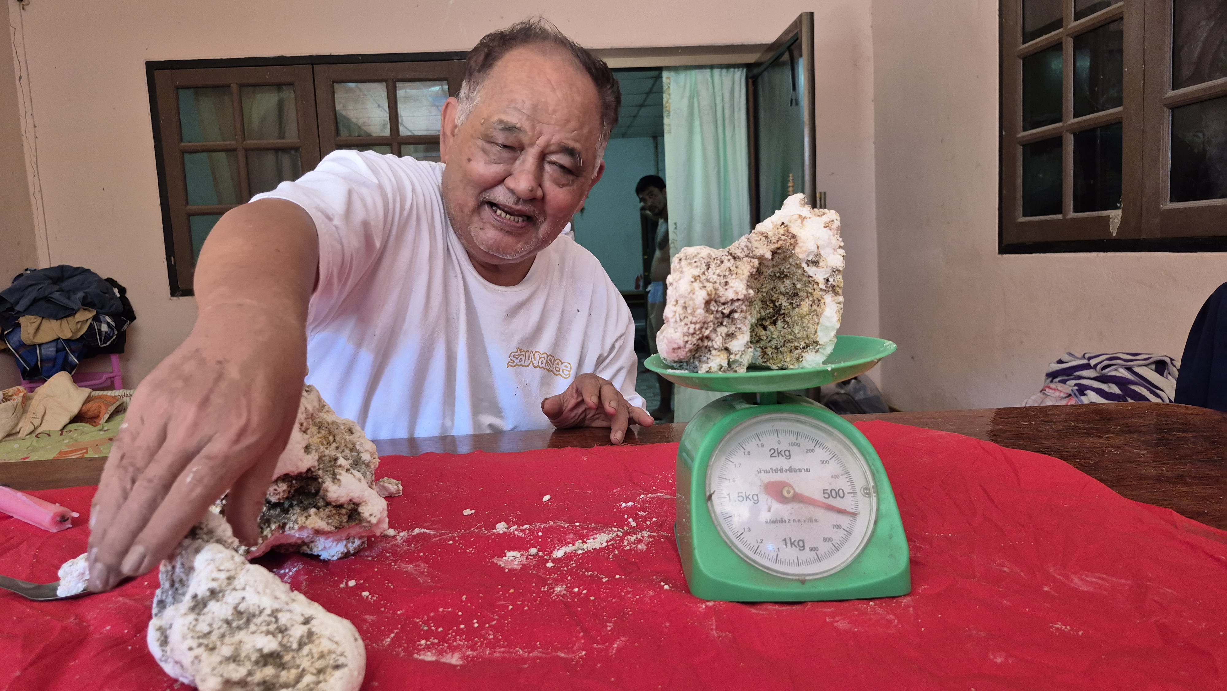 สตูล พบ “อ้วกวาฬ” เกือบ 2.5 กก. ชายหาดหลีเป๊ะ! ลุงเล็กหวังขายเป็นทุนค้าขายต่อ