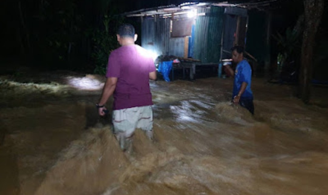 เทศบาลเมืองเบตง ประสานชลประทาน เขต 16 ยะลา นำเครื่องสูบน้ำเร่งระบายน้ำออกจากชุมชน