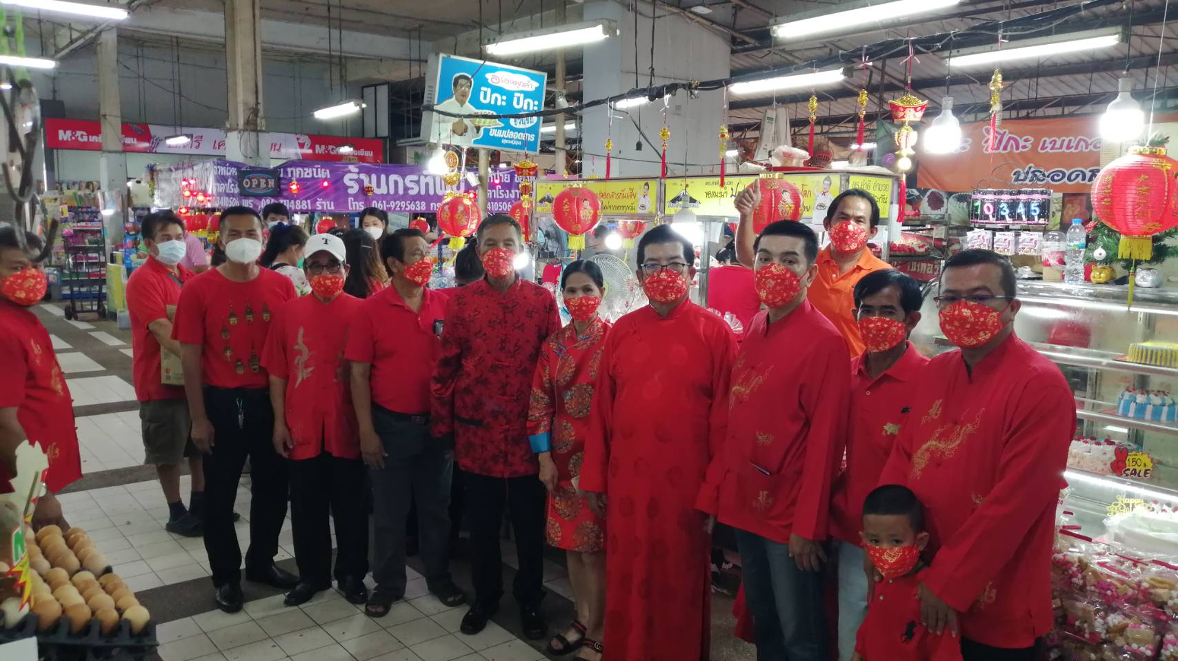 ไอเดียเก๋! พนักงานร้านขนมใส่ชุดกี่เพ้าเรียกลูกค้าซื้อของไหว้เจ้า
