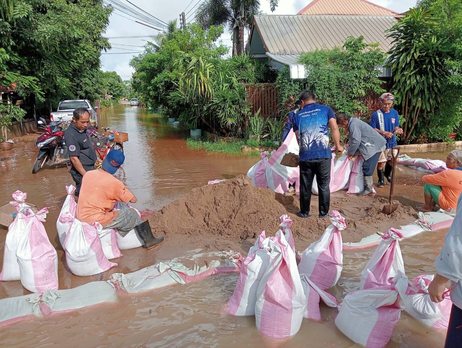 น้ำป่าภูพานทะลักท่วมหมู่บ้านเหตุ"ลำน้ำก่ำ-ลำน้ำบัง"ระบายไม่ทันหลังน้ำโขงหนุนสูง