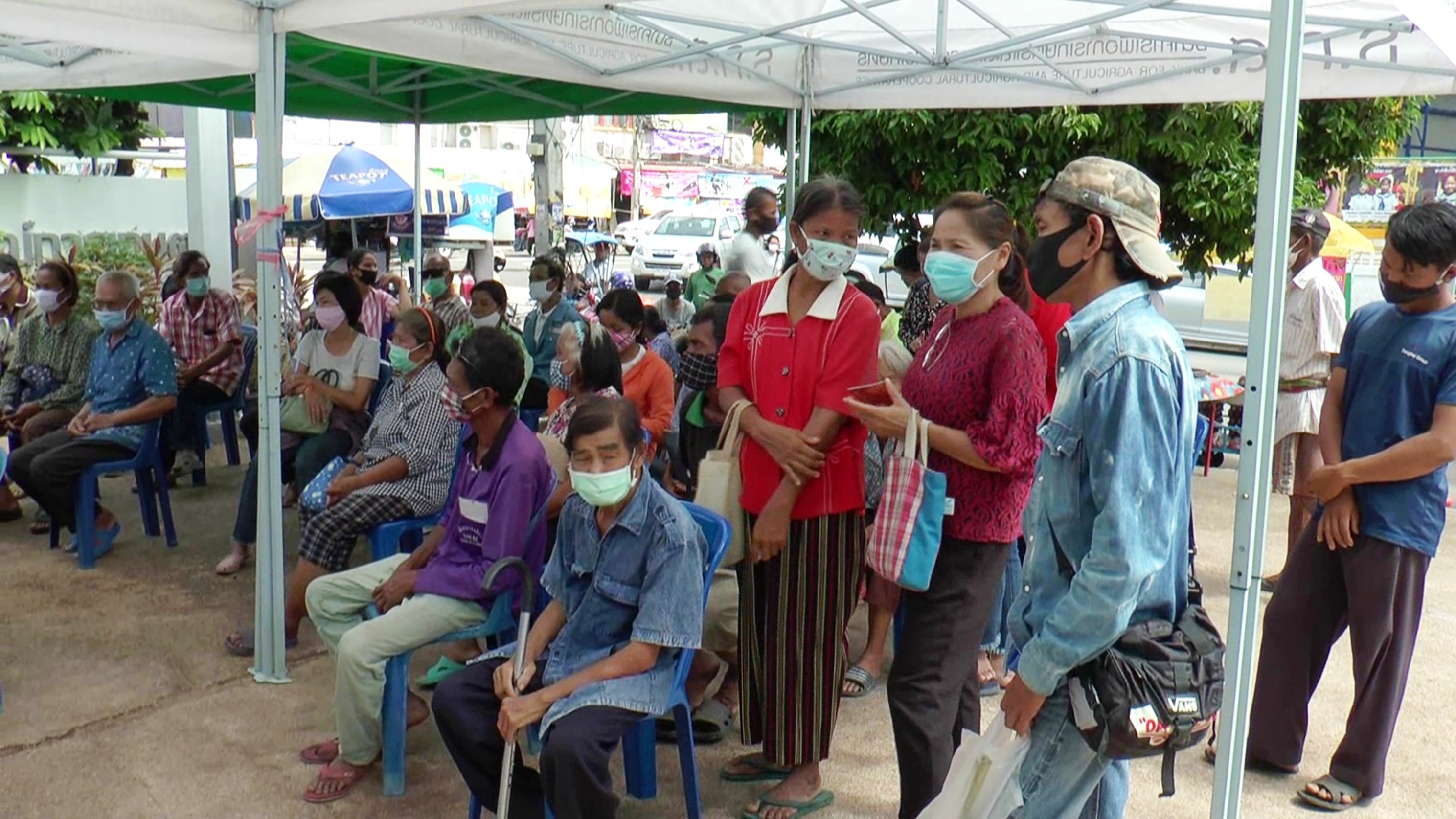 เกษตรกรบุรีรัมย์ไม่มีบัตร ATM แห่นำสมุดบัญชี เข้าคิวรอเบิกถอนเงินเยียวยาที่ ธกส. นำไปใช้จ่าย-ซื้อปุ๋ย