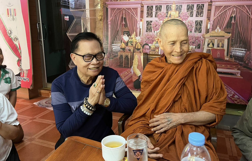 พระป่าภูพานอวยพร “ดร.มหานิยม” ลุ้นคว้าชัย สส.สกลนคร 8 ก.พ.นี้