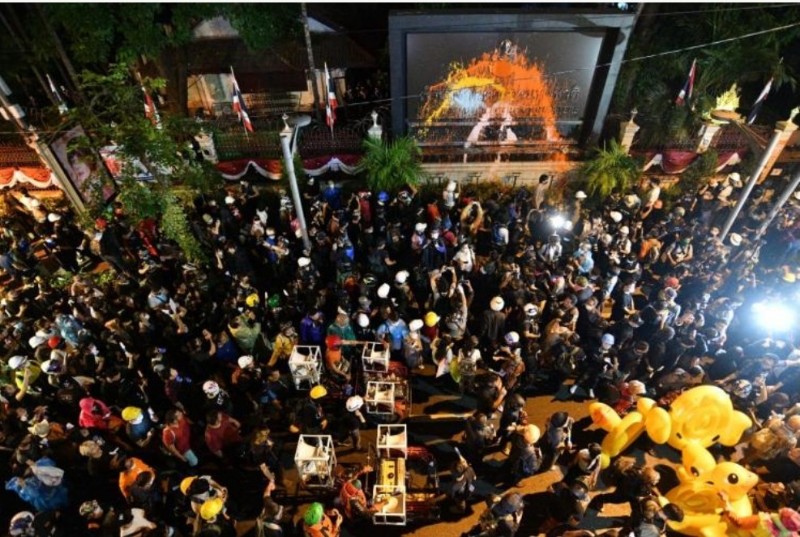 กระแสโซเชียลถล่ม! ​ หนุนคอลัมนิสต์กีฬาดังสวดยับ"เพนกวิน"อ้างพ่นสีกำแพงสตช.งานศิลปะ 