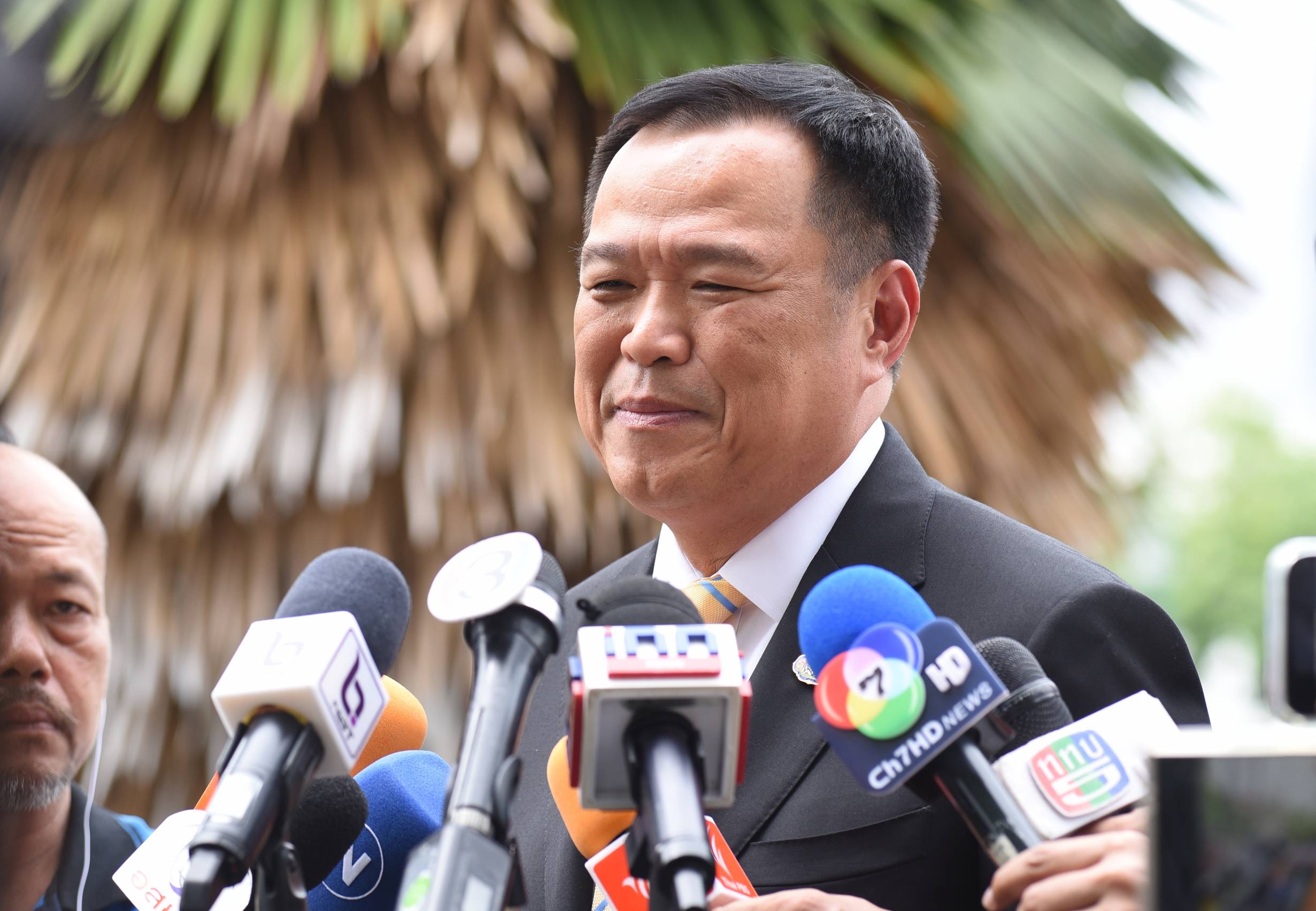 "อนุทิน" ยันถกพรรคร่วมจัดสรรกมธ.งบฯ68 ลั่นไม่มีคุยเรื่องบ้านในป่า เชื่อไร้ปัญหาไม่เปลี่ยนขั้วการเมืองแน่ 