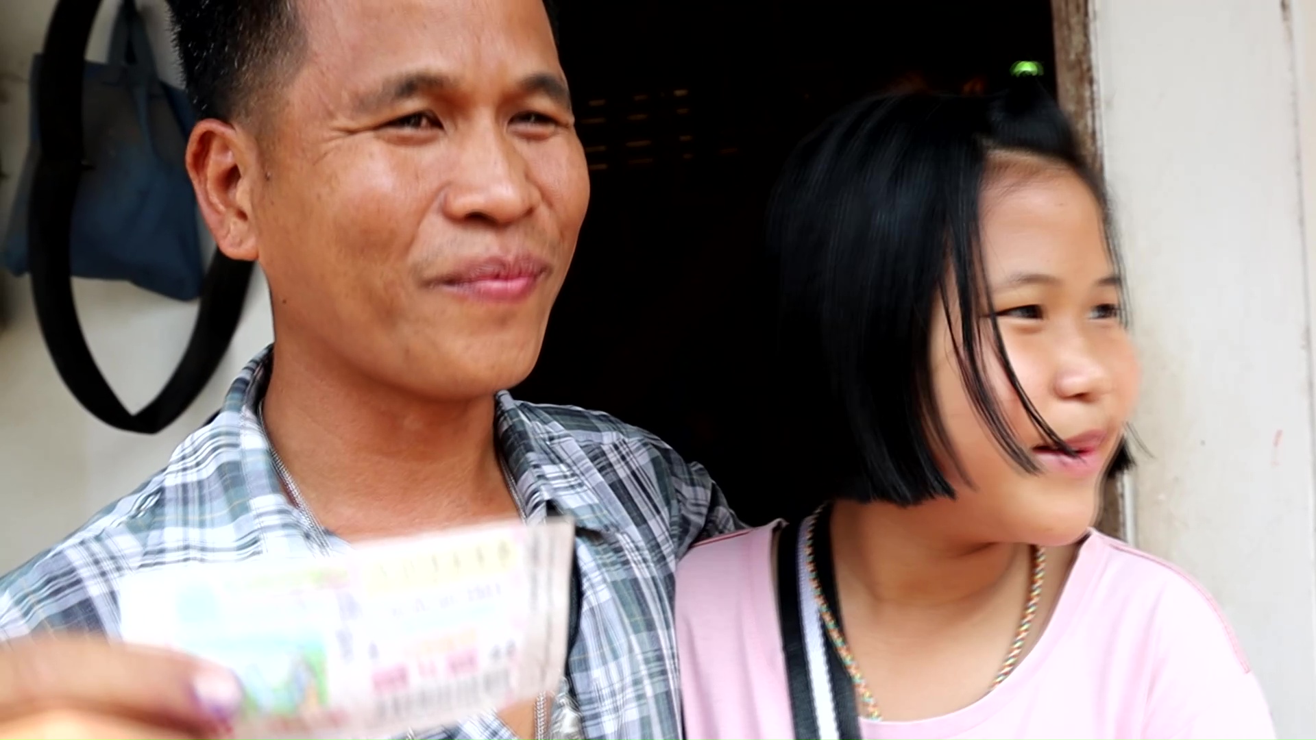ควันหลงคนดวงเฮง !  รปภ.หนุ่มอุดรถูกหวยรับ 6 ล้าน แทบไม่เชื่อมีเงินติดตัวแค่ร้อยเดียว