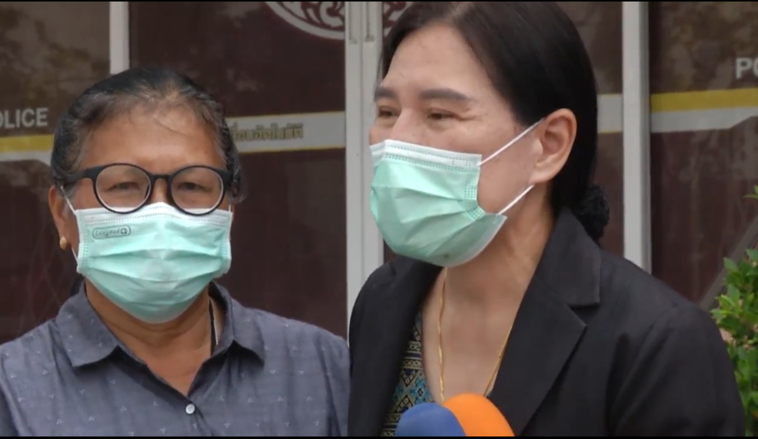 ‘แม่น้องอาย’ แต่งชุดดำเจรจาร่วม มหาวิทยาลัย รอบ 2 จบที่ให้ครอบครัวฟ้องอาญาและแพ่ง