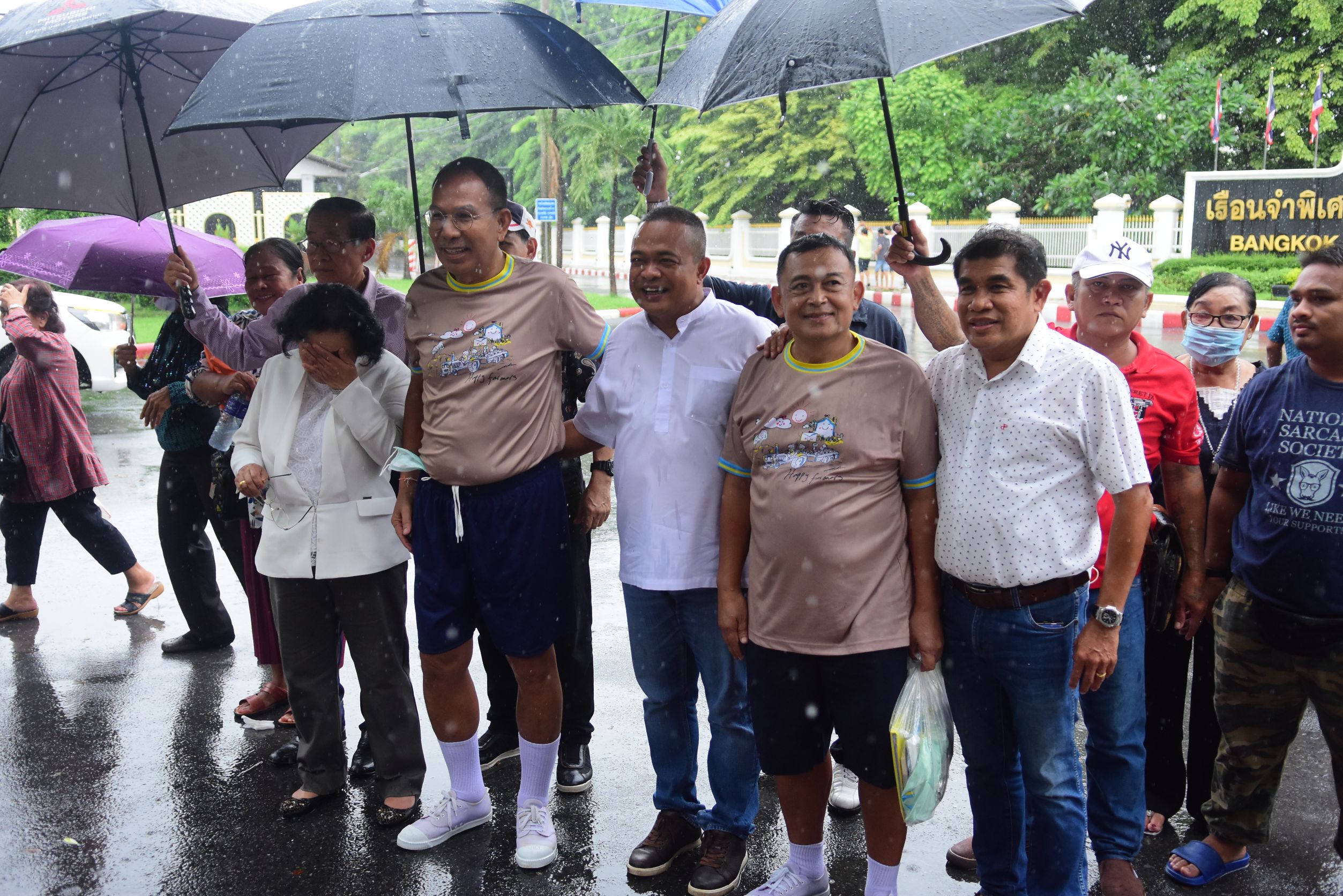 '2 แกนนำนปช.' ซาบซึ้ง พระมหากรุณาธิคุณในหลวง ร.10 พระราชทานอภัยโทษพ้นจากเรือนจำ