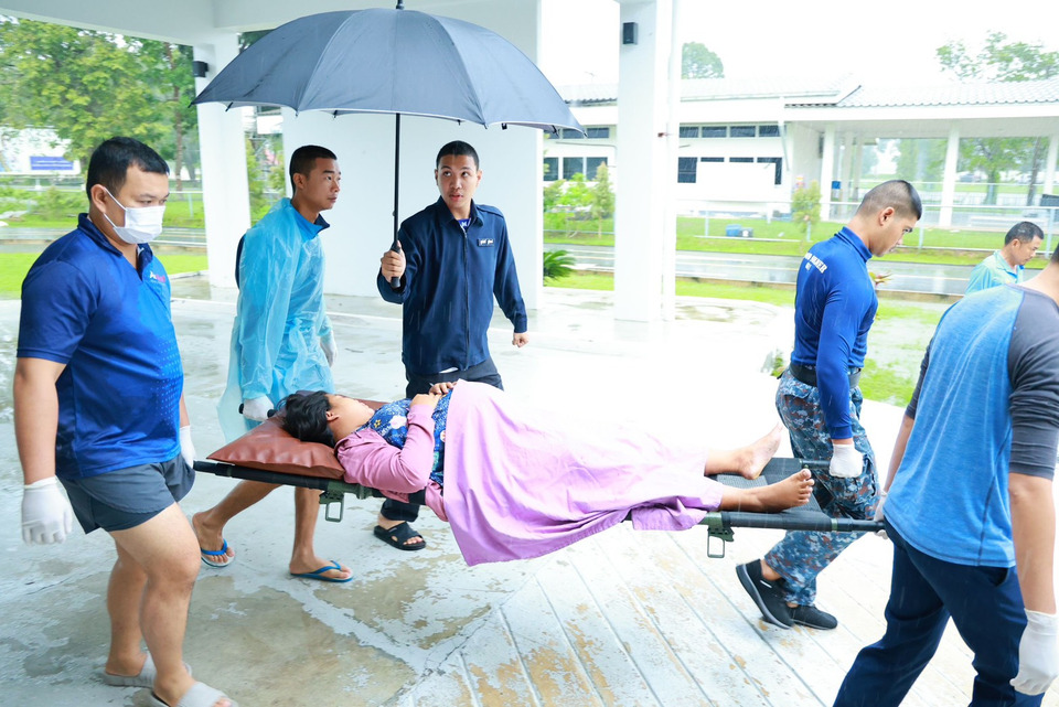 นาทีชีวิตกลางสายฝน! ปภ.เร่งช่วยหญิงเมียนมาปวดท้องใกล้คลอด ฝ่าน้ำ–ลุยฝน ส่งถึงมือหมอทันเวลา