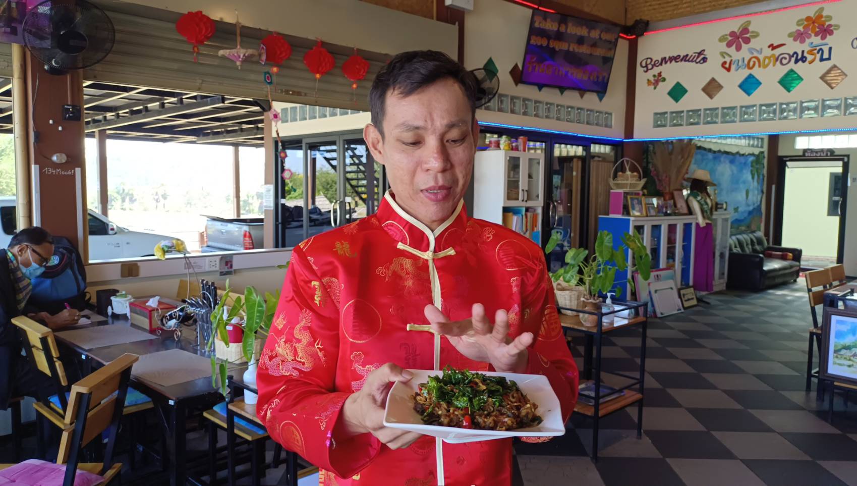 สาวสองลูกชาวนาชัยภูมิสู้ชีวิตพลิกพื้นดินทำร้านอาหารออร์แกนิคสร้างรายได้เดือนกว่าแสนบาท  
