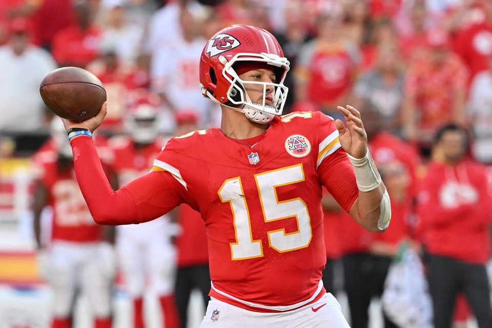 “แพทริค มาโฮมส์” สร้างตำนาน! ขว้างครบ 250 ทัชดาวน์เร็วสุดในประวัติศาสตร์ NFL พา “ชีฟส์” ถล่ม “เรฟเว่นส์” 37-20